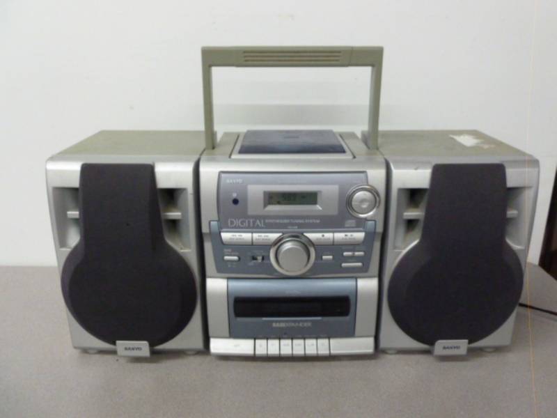 lot 196 image: Shelf Stereo