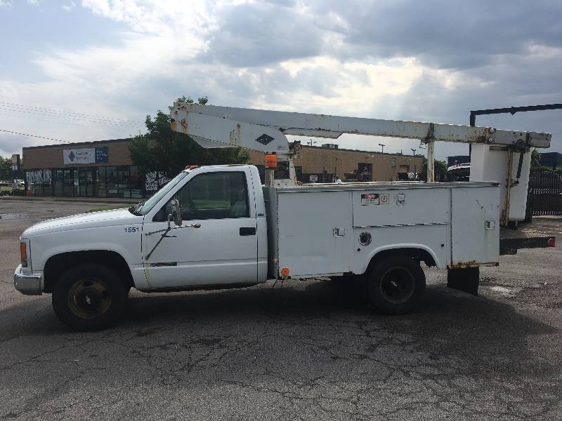 1998 CHEVY BOOM TRUCK - 3500 - 5.7 LITER VORTEC - VERSALIFT BOOM - PASSED INSPECTION 2-6-18 - FULLY FUNCTIONAL BOOM  - (#1551)