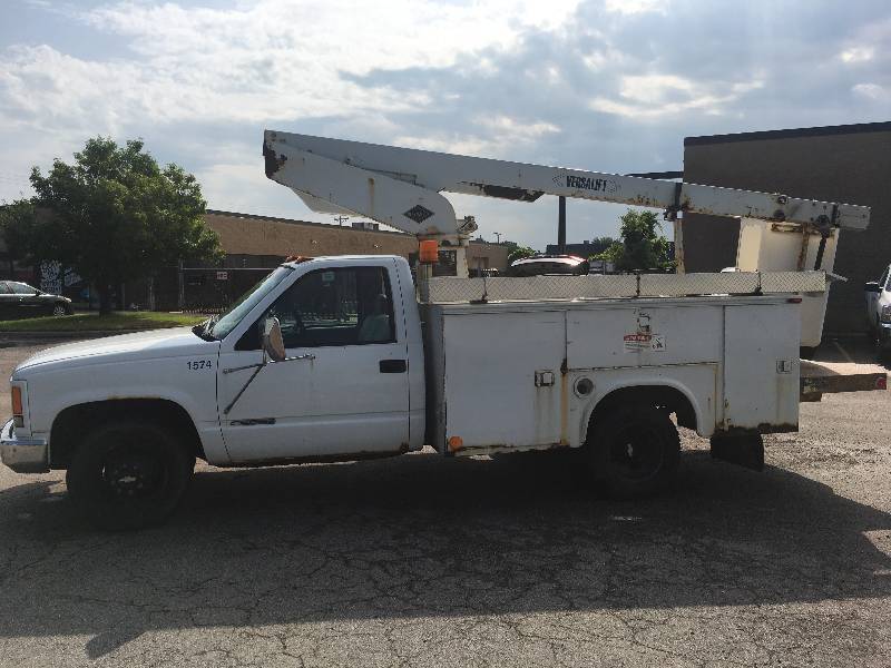 1998 CHEVY BOOM TRUCK - 3500 - 5.7 LITER VORTEC - VERSALIFT BOOM - PASSED INSPECTION 1-31-18 - FULLY FUNCTIONAL BOOM  - (#1574)