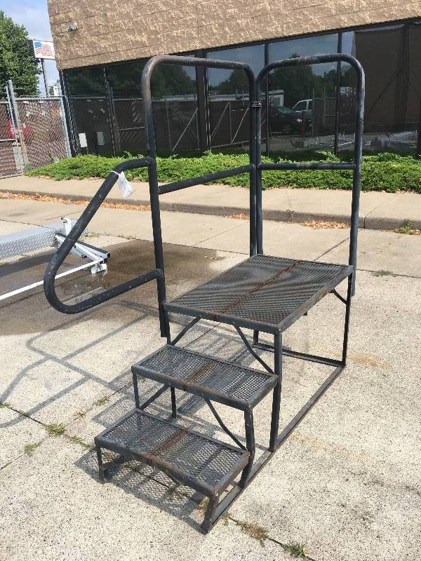 SET OF STEPS FOR JOB TRAILER