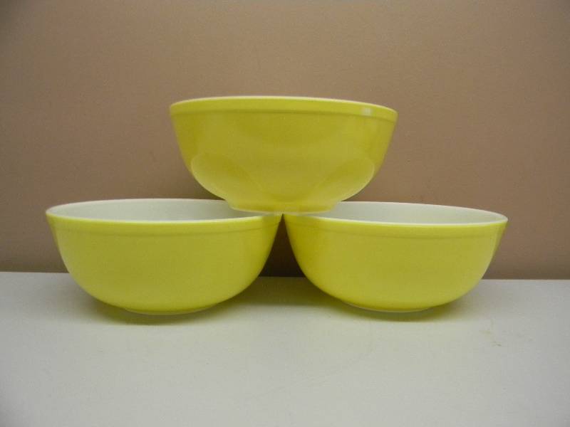 lot 7 image: SET OF 3 VINTAGE PYREX MIXING BOWLS - SEE PICTURES