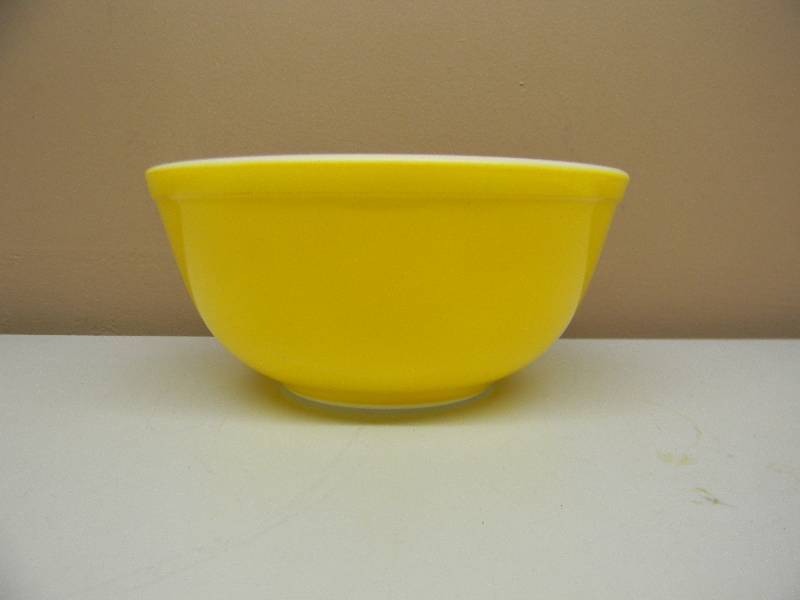 lot 8 image: VINTAGE LARGE YELLOW MIXING BOWL - SEE PICTURES
