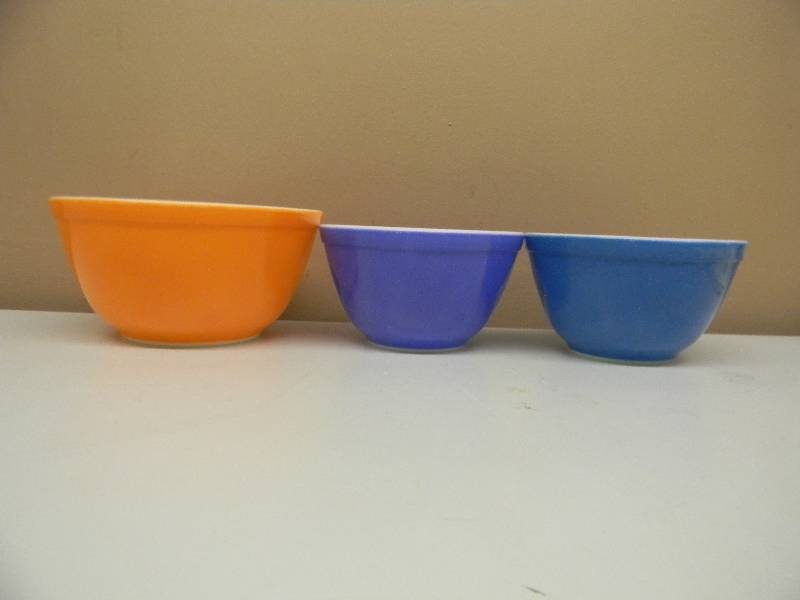 lot 9 image: 3 VINTAGE SMALL PYREX MIXING BOWLS - SEE PICTURES