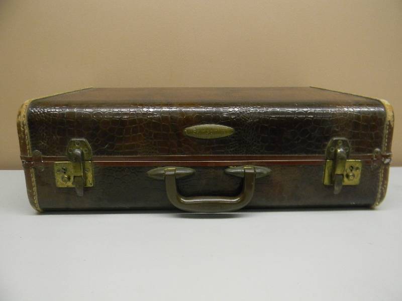 lot 15 image: VINTAGE SAMSONITE SUIT CASE - SEE PICTURES