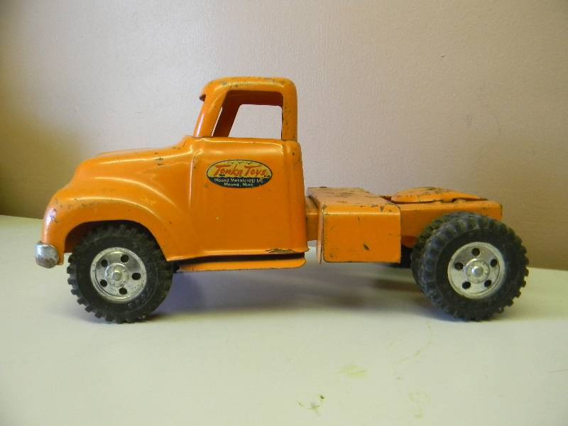 lot 35 image: VINTAGE 1950s TONKA MOUND MN SEMI TRUCK - ORANGE - SEE PICTURES
