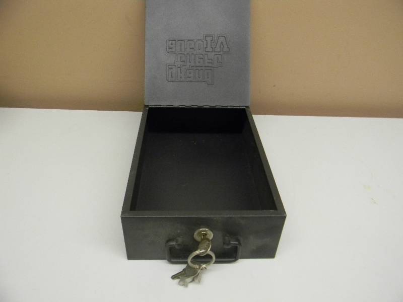 lot 43 image: GRAND THEFT AUTO 4, TIN STORAGE BOX WITH KEY - SEE PICTURES
