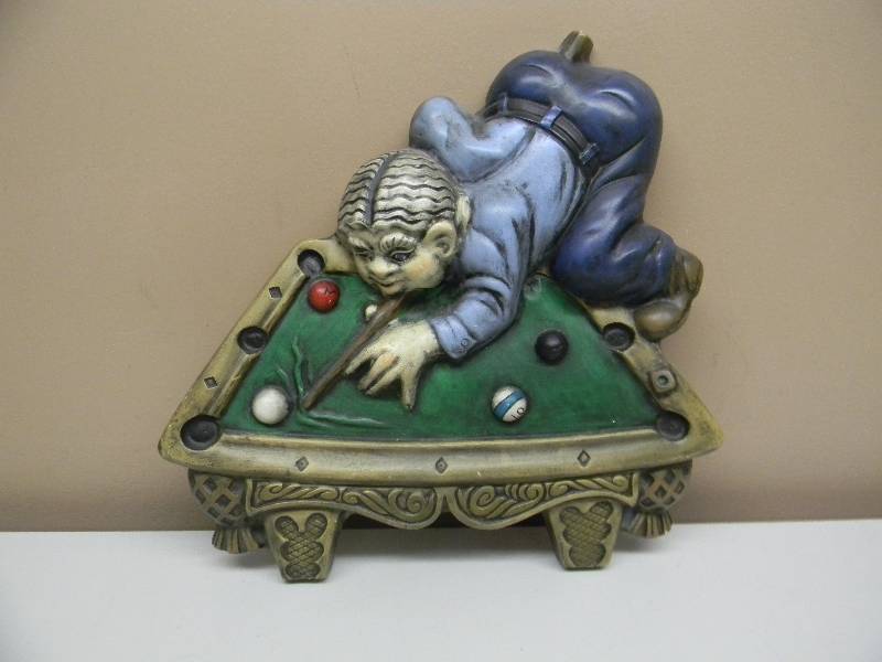 lot 46 image: VINTAGE PLASTER CAST WALL HANGING POOL PLAYER - SEE PICTURES
