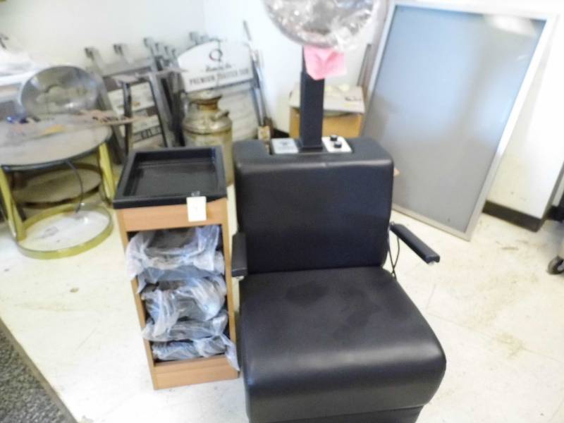 lot 4 image: New Stylist Dryer w Organizer