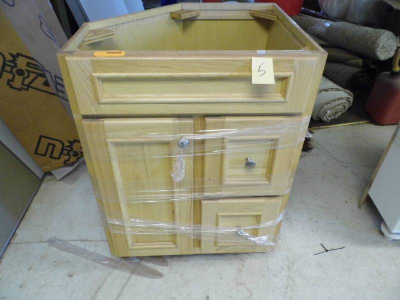 lot 5 image: Corner Vanity