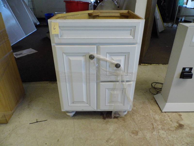 lot 6 image: Corner Vanity