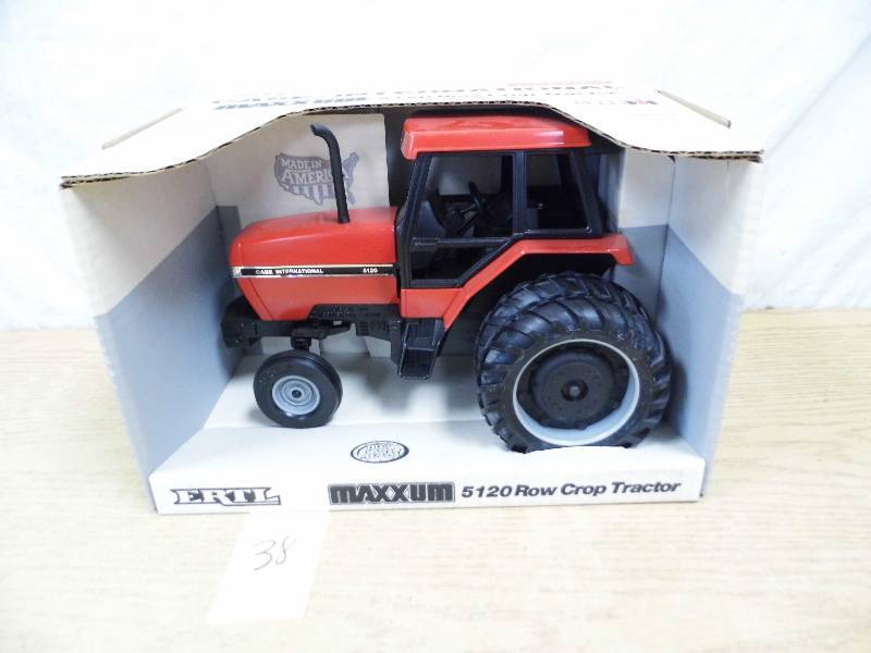lot 38 image: Ertl Case International Tractor
