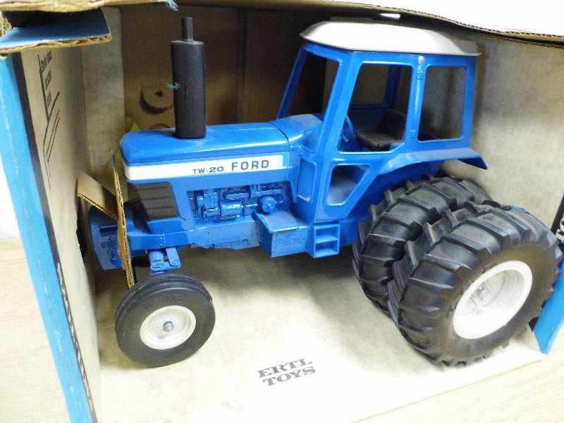 lot 40 image: Ertl Ford 9700 Tractor