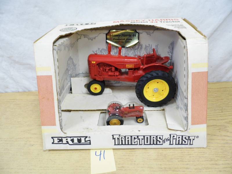 lot 41 image: Ertl Massey Harris Tractor