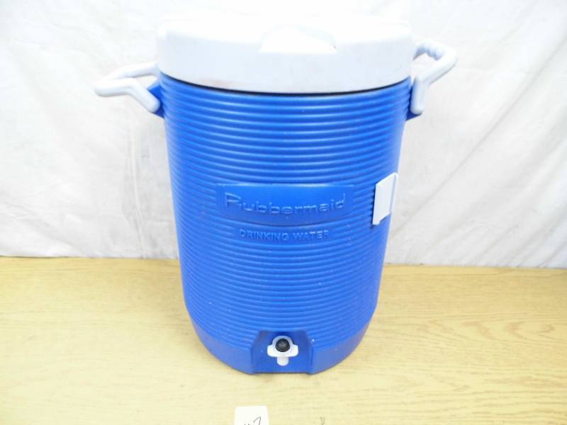 lot 107 image: Rubbermaid Water Cooler