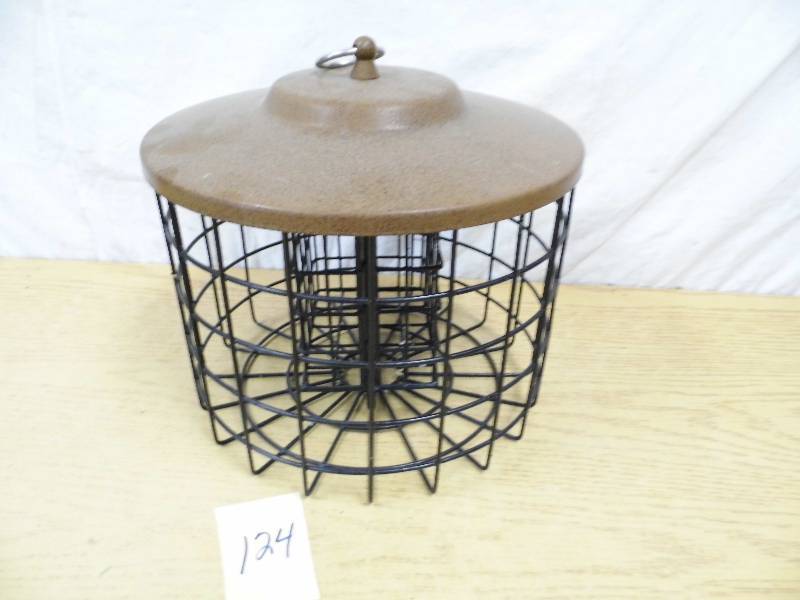 lot 124 image: Suet Holder