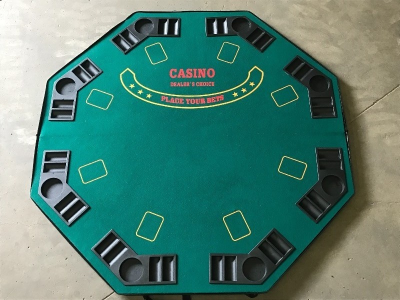 lot 5 image: Traveling Poker Table Top With Carr...