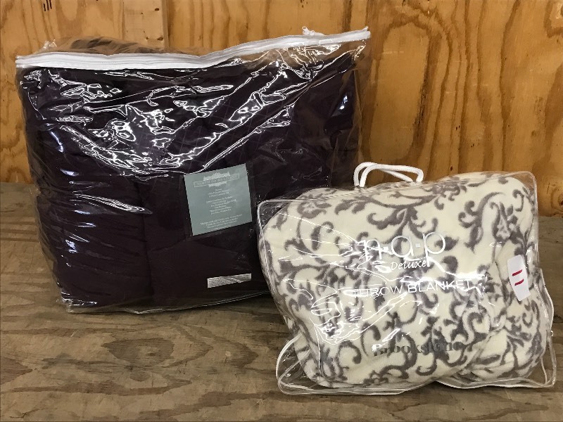 lot 11 image: (1) North Shore Queen Comforter Set...