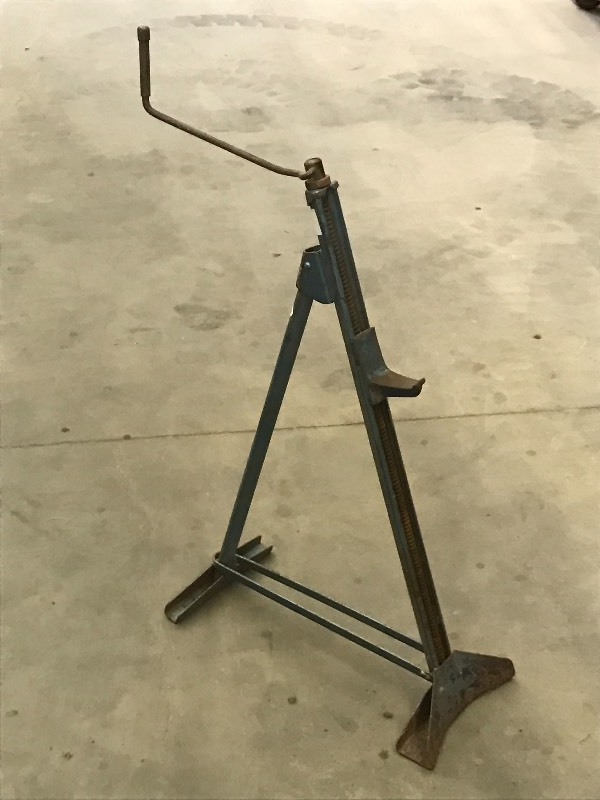 lot 60 image: Screw-Style Farm Jack, Works ...