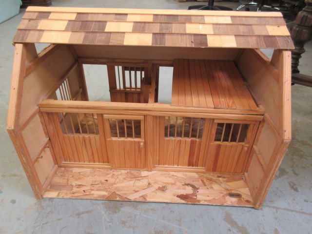 lot 611 image: BREYER MINIATURE HORSE STABLE