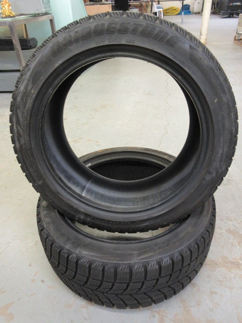 lot 621 image: 2 BRIDGESTONE BLIZZAK LM-60 TUBELESS WINTER TIRES