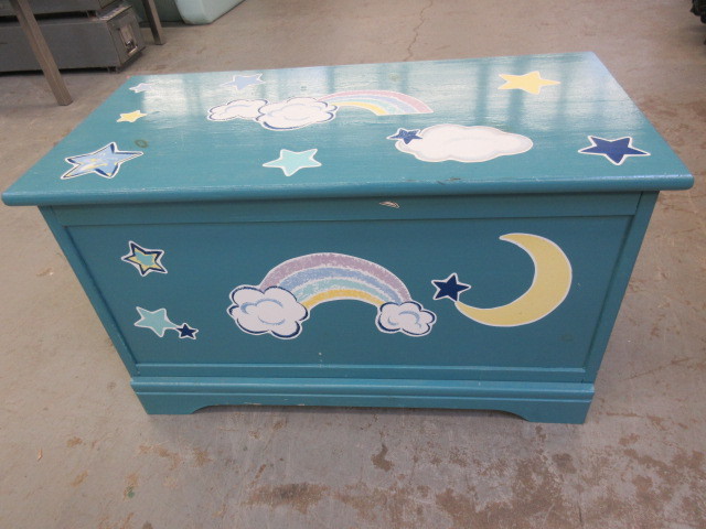 lot 622 image: TEAL CHILDRENS TOY CHEST
