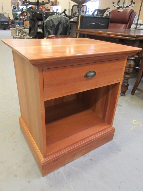 lot 623 image: CRESE OAK BOOKSHELF NIGHTSTAND
