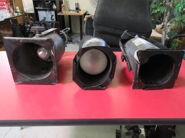 lot 631 image: 3 PAR38 CAN LIGHTING UNITS