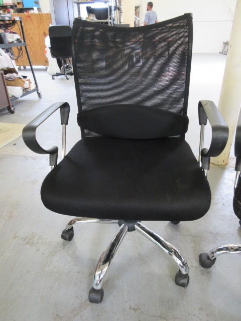 lot 603 image: 4 MESH UPHOLSTERED OFFICE CHAIRS