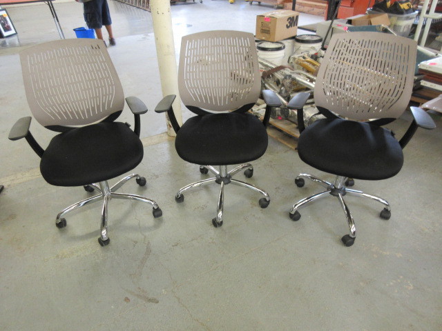 lot 605 image: 3 FEATHERLITE OFFICE CHAIRS