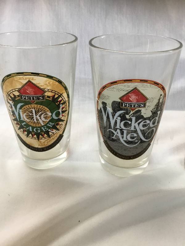 lot 9 image: 10 Different Pint Glasses
