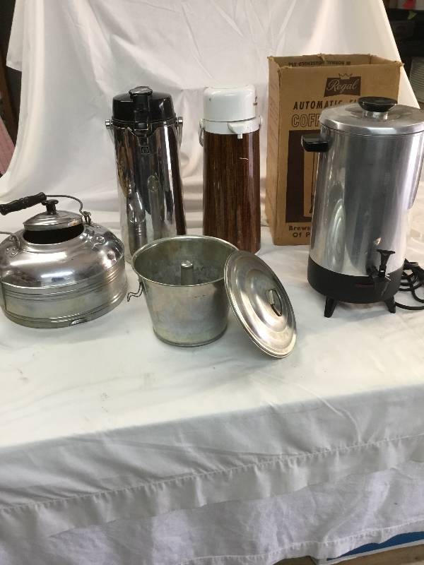 lot 40 image: Regal coffee pot, 2 air pots, large kettle and cake pan