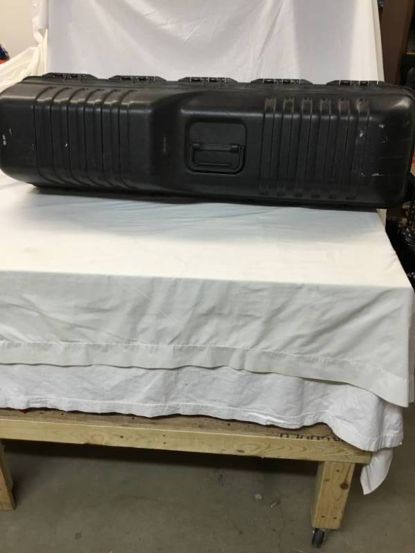 lot 90 image: Rolling golf guard case for traveling