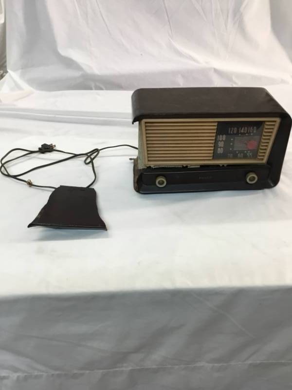 lot 92 image: Old  Philco Radio
