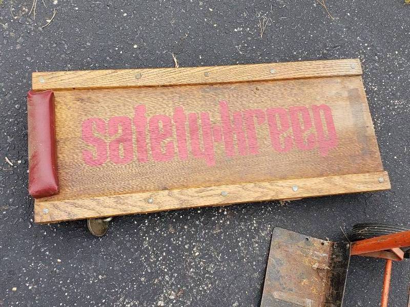 lot 16 image: 2 Ton Floor Jack, Mechanics Creep, Dolly  Hand Cart