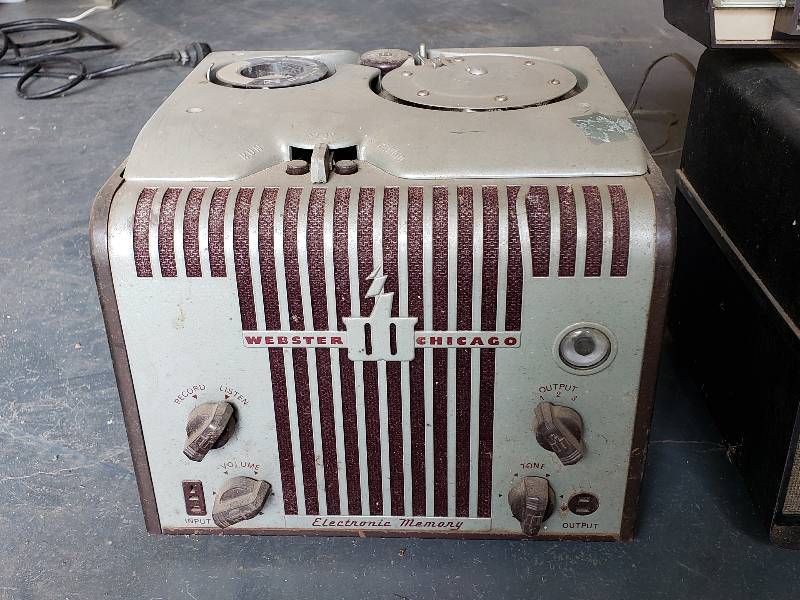 lot 24 image: Antique and Vintage Radios - Webster Chicago Electric Memory Machine, National Radio, Silvertone Radio