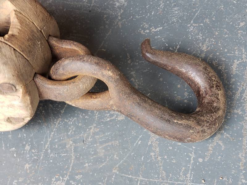 lot 29 image: Antique Pulley w Metal Hook