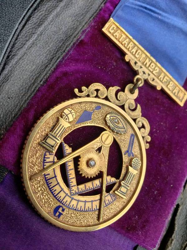 lot 36 image: 14k Gold 1917 Masonic Medal Encrusted with Diamonds