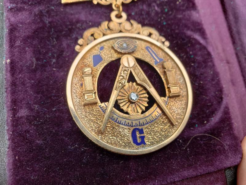 lot 37 image: 14k Gold 1924 Masonic Medal Encrusted with Diamonds