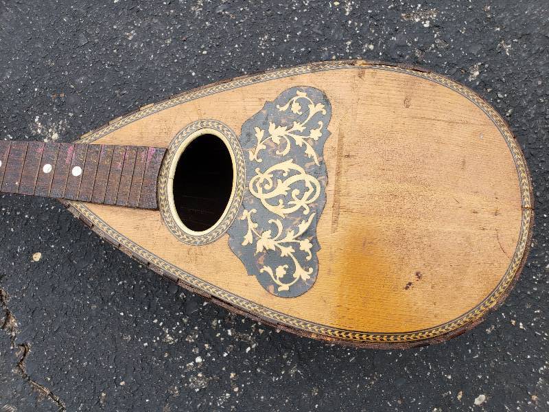 lot 43 image: Vintage Lute