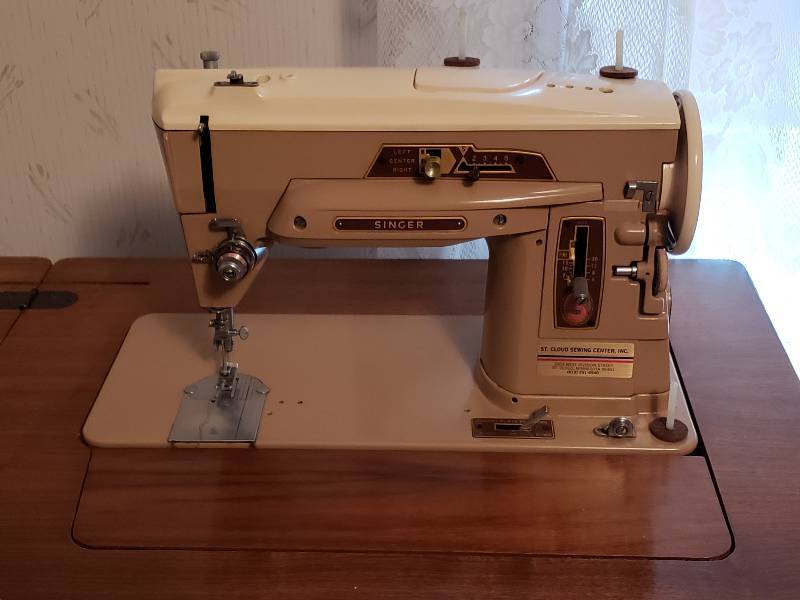 lot 52 image: Singer Model 1810 Sewing Machine and Cabinet
