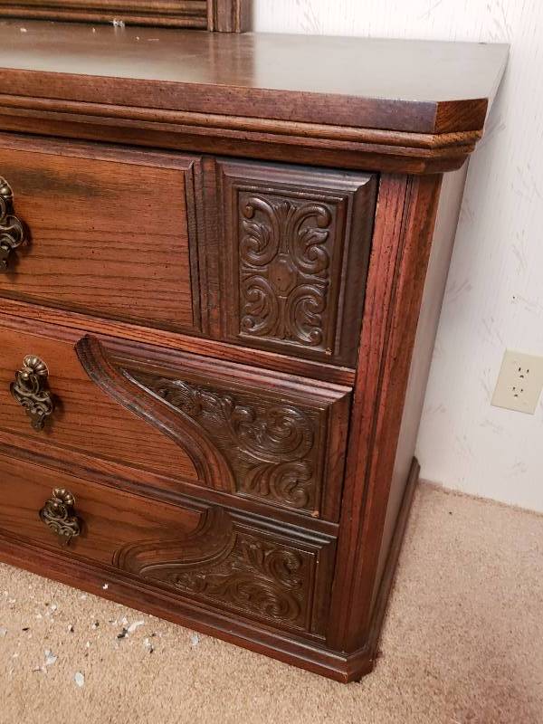 lot 53 image: Vintage Chest of Drawers & Mirror