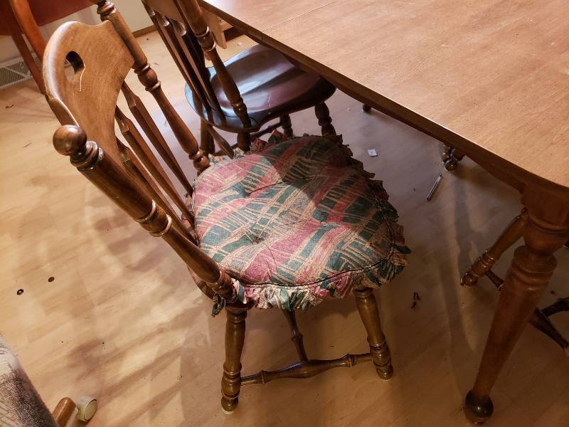 lot 57 image: Dining Room Table and (6) Chairs