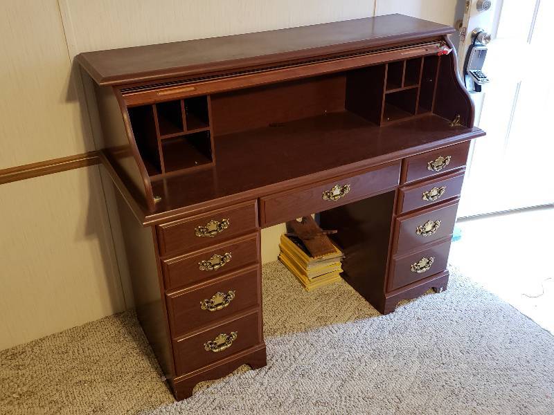 lot 61 image: Riverside Locking Roll Top Desk