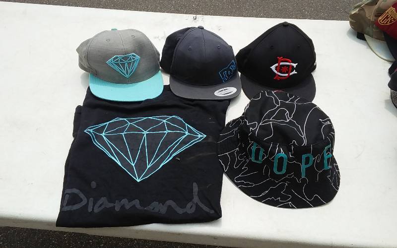 lot 5 image: Mens Diamond Supply T-Shirt & Assorted Hats