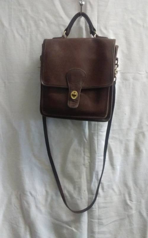 lot 21 image: Genuine COACH Leather Handbag