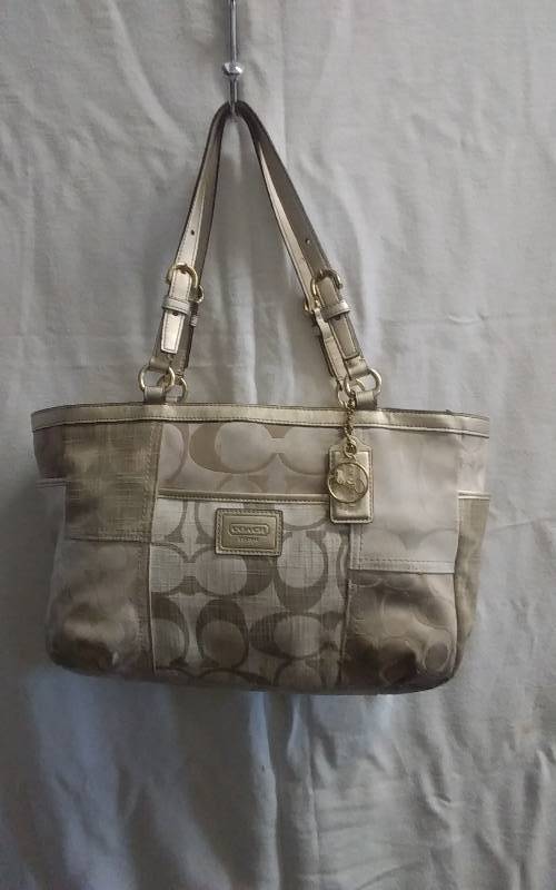 lot 22 image: Genuine COACH Signature Handbag