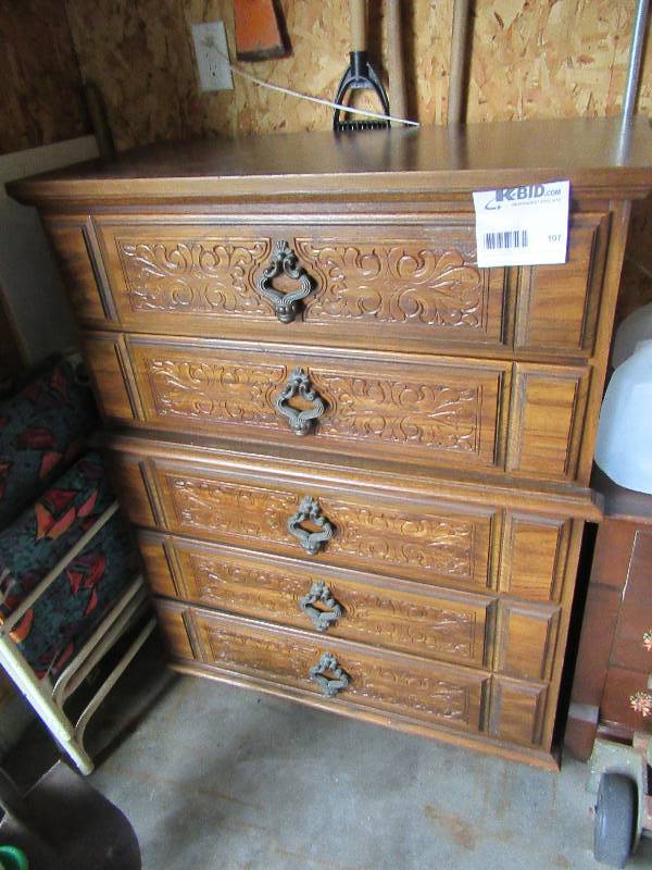 lot 107 image: Beautiful Wooden Carved 5 Drawer Dresser