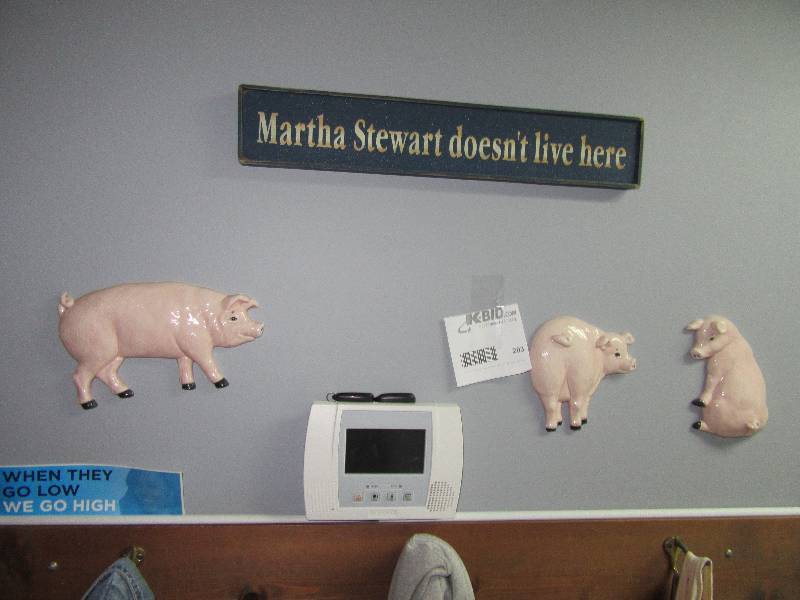 lot 203 image: Lot of 3 Pigs and Home Sign