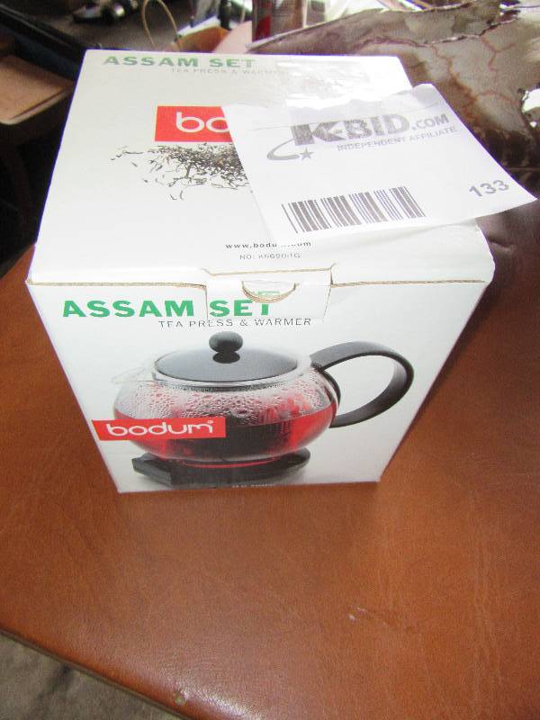 lot 133 image: Bodum Tea Press and Warmer