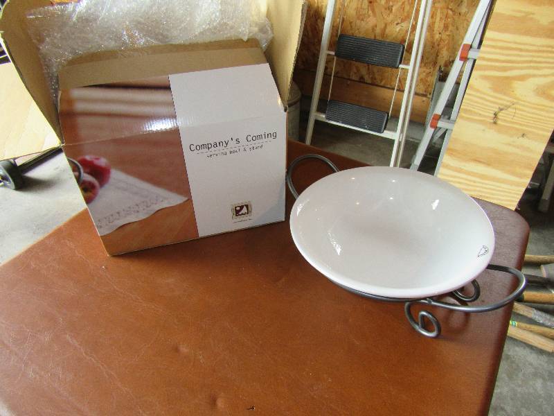 lot 134 image: Companys Coming Serving Bowl and Stand